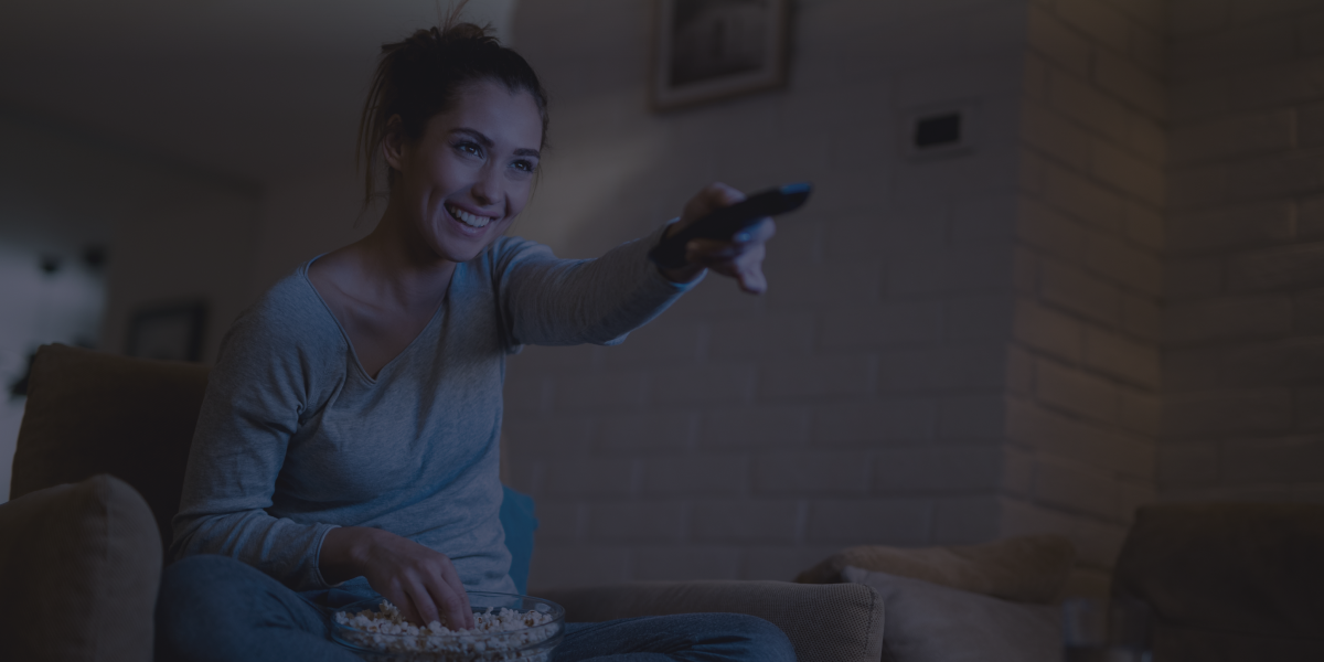 Mujer con control remoto en la mano