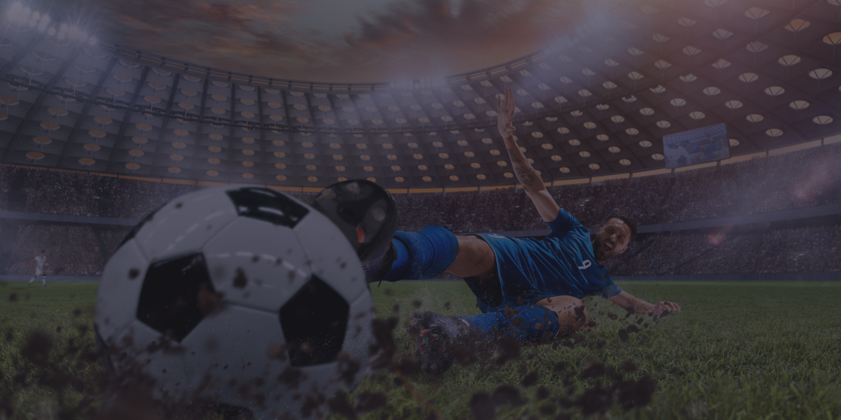Pelota de fútbol en cancha