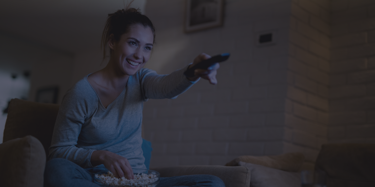 mujer mirando una pelicula en una plataforma de streaming