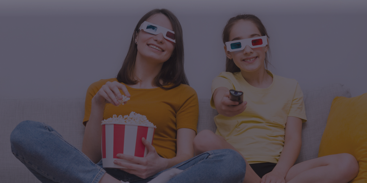 Mamá y niña mirando películas