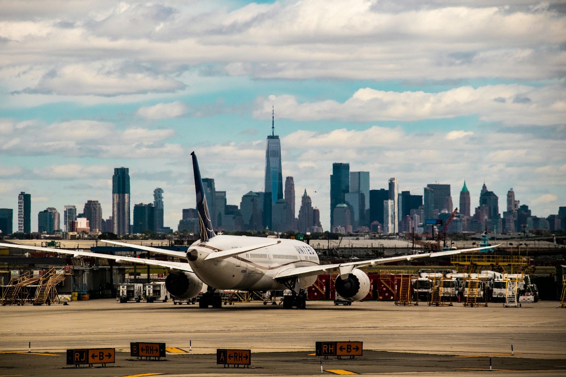 Aeroplane ion the runway at Newark Airport