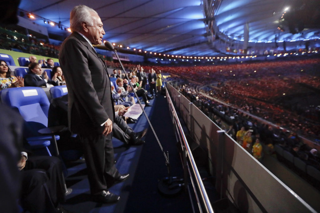 Brasil Presidente interino Michel Temer declara a abertura dos Jogos Olímpicos de 2016, durante a cerimônia de abertura no Rio de Janeiro, Brasil, Sexta-feira, 5 de agosto de 2016. (AP Photo / Mark Humphrey, Pool)