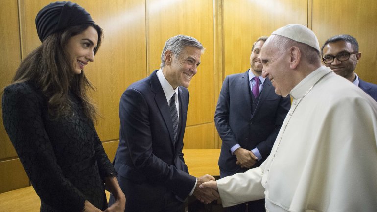 El actor George Clooney saluda al papa Francisco