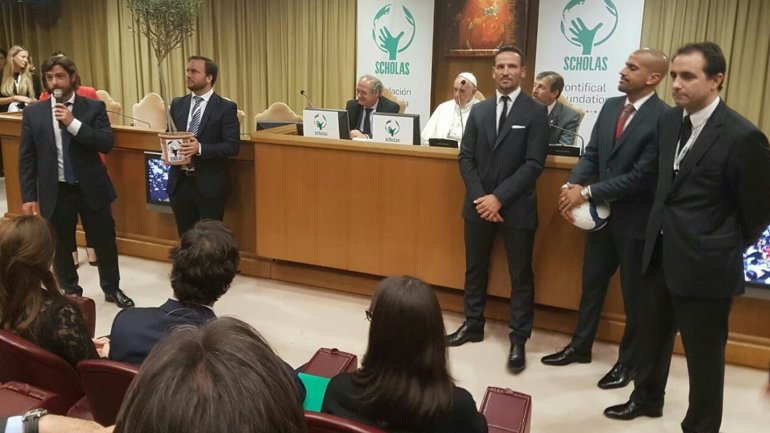 Federico Salvai presenta ante el papa el Partido por la Paz