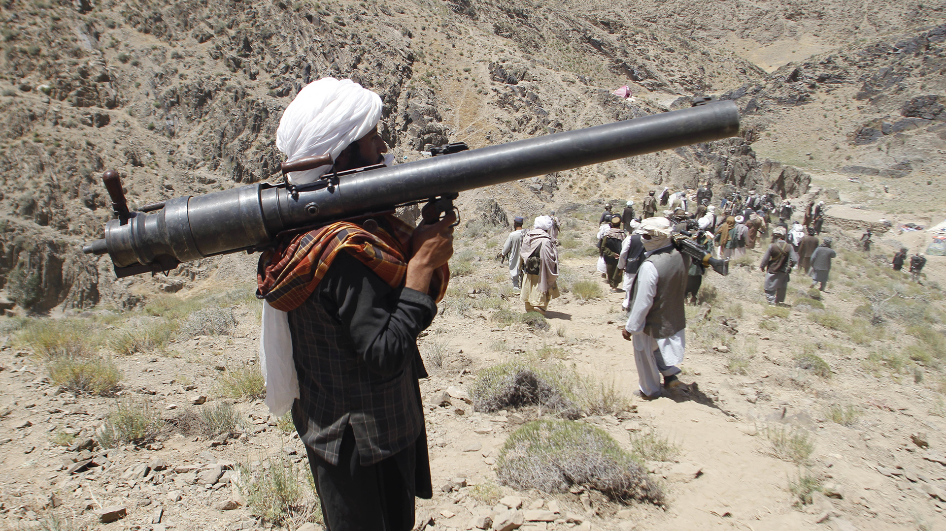 Un grupo de talibanes en el distrito Shinlad, en la provincia afgana de Herat (AP)