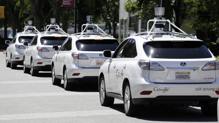 Google anunció que contratará personal para medir el rendimiento de su autos