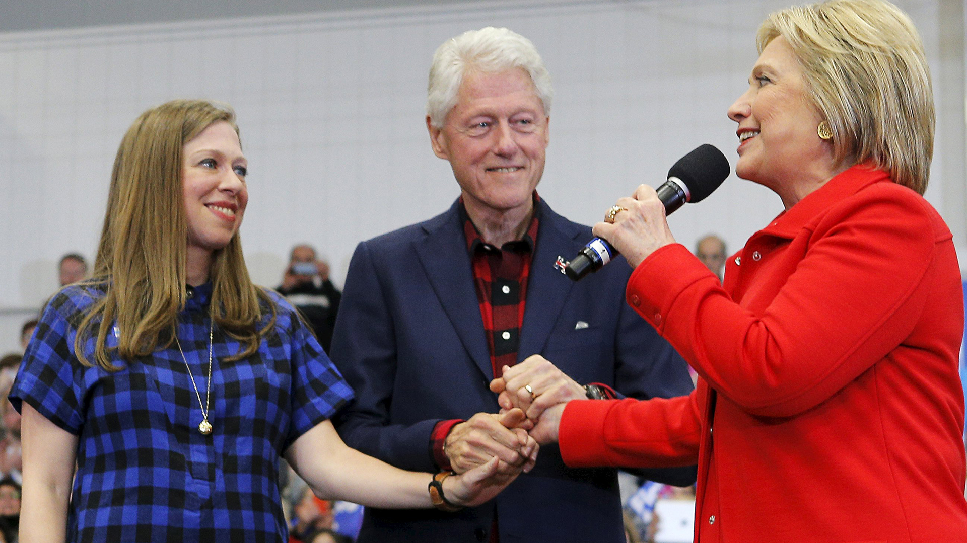 Bill Clinton permaneció en la esfera pública airosamente, junto con su esposa, Hillary Clinton, que llegó a ser candidata a la presidencia. En la foto, con su hija Chelsea Clinton. (Reuters)