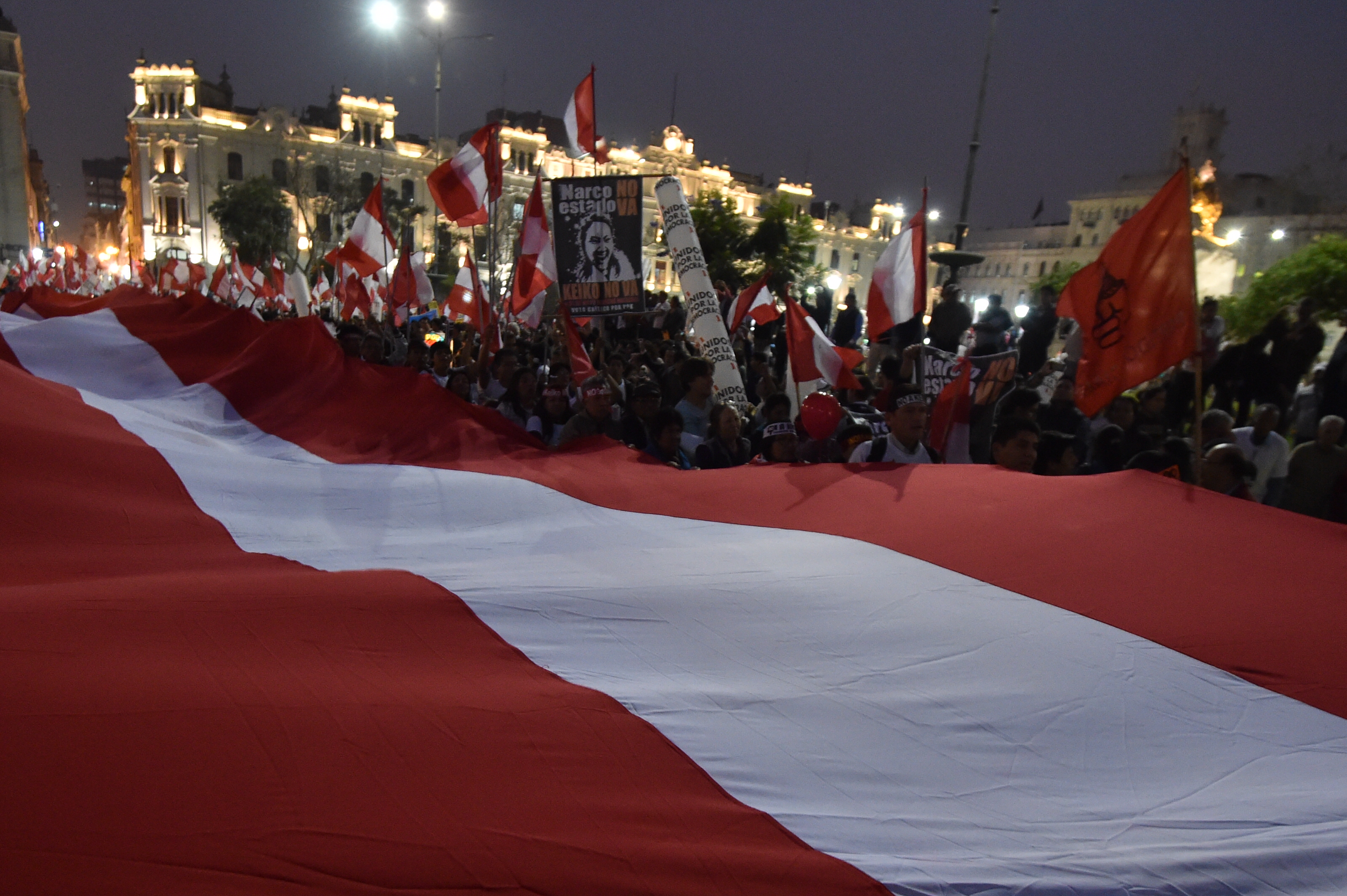 Miles de peruanos se manifestaron en la marcha "Keiko no va" (AFP)