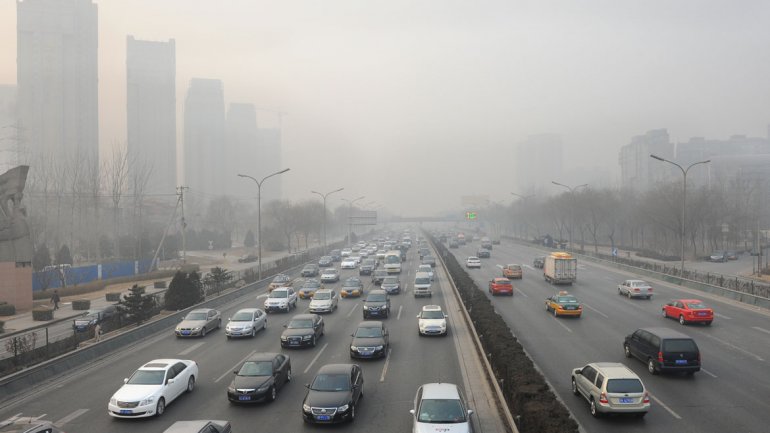 Según datos de la OMS por año hay más de siete millones de muertes relacionadas a la contaminación ambiental (Shutterstock)