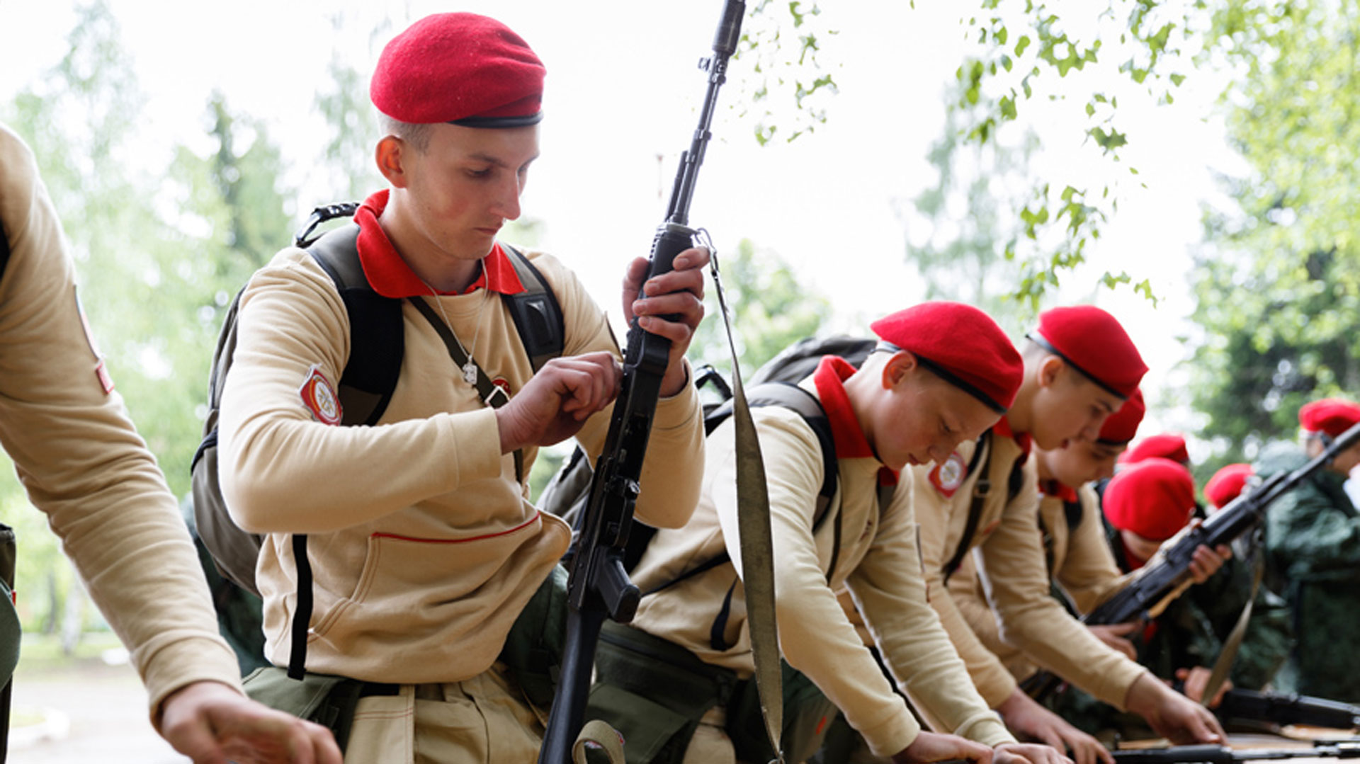 A los niños y adolescentes les enseñarán a utilizar armas de todo calibre