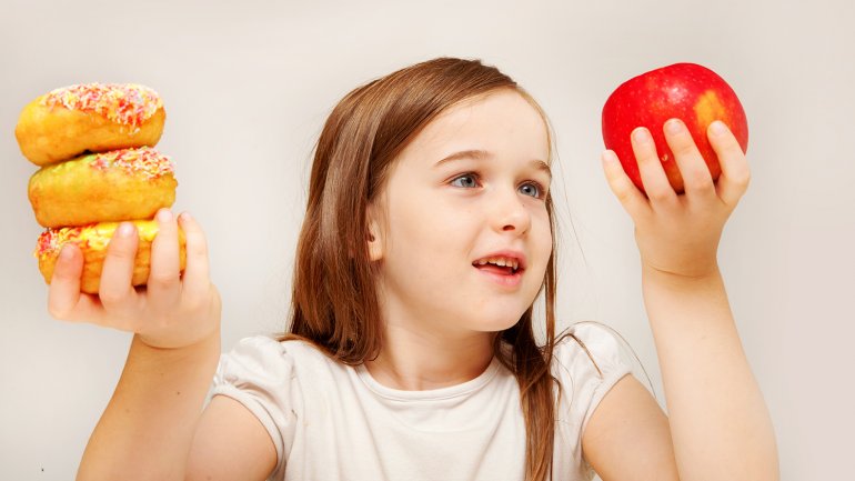 A los niños les cuesta encontrar opciones saludables para alimentarse (iStock)
