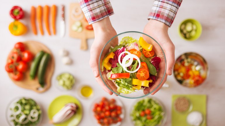 Muchas personas optan por cuidarse implementando este tipo de dietas en sus vidas (Shutterstock)