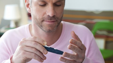 Es importante medir periódicamente los niveles de azúcar en sangre. (Shutterstock)