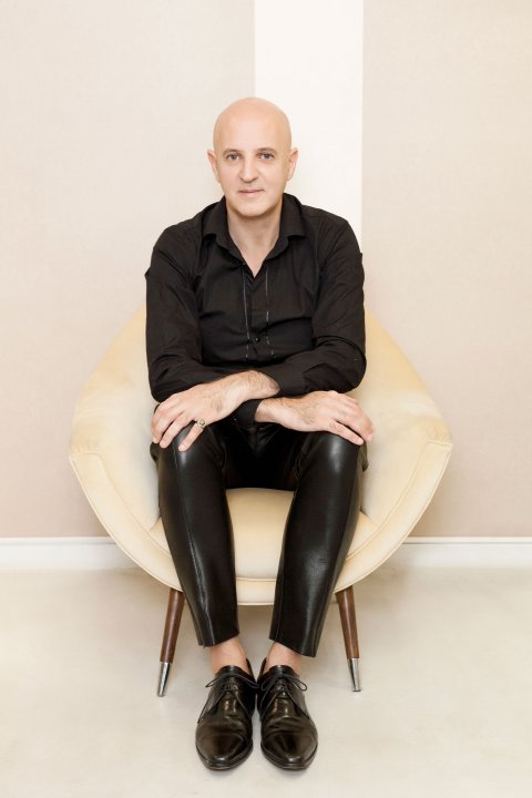 Según el diseñador, en esta temporada mandarán el negro, gris, lila, orquídea y naranja (Emma Livingston Photography)