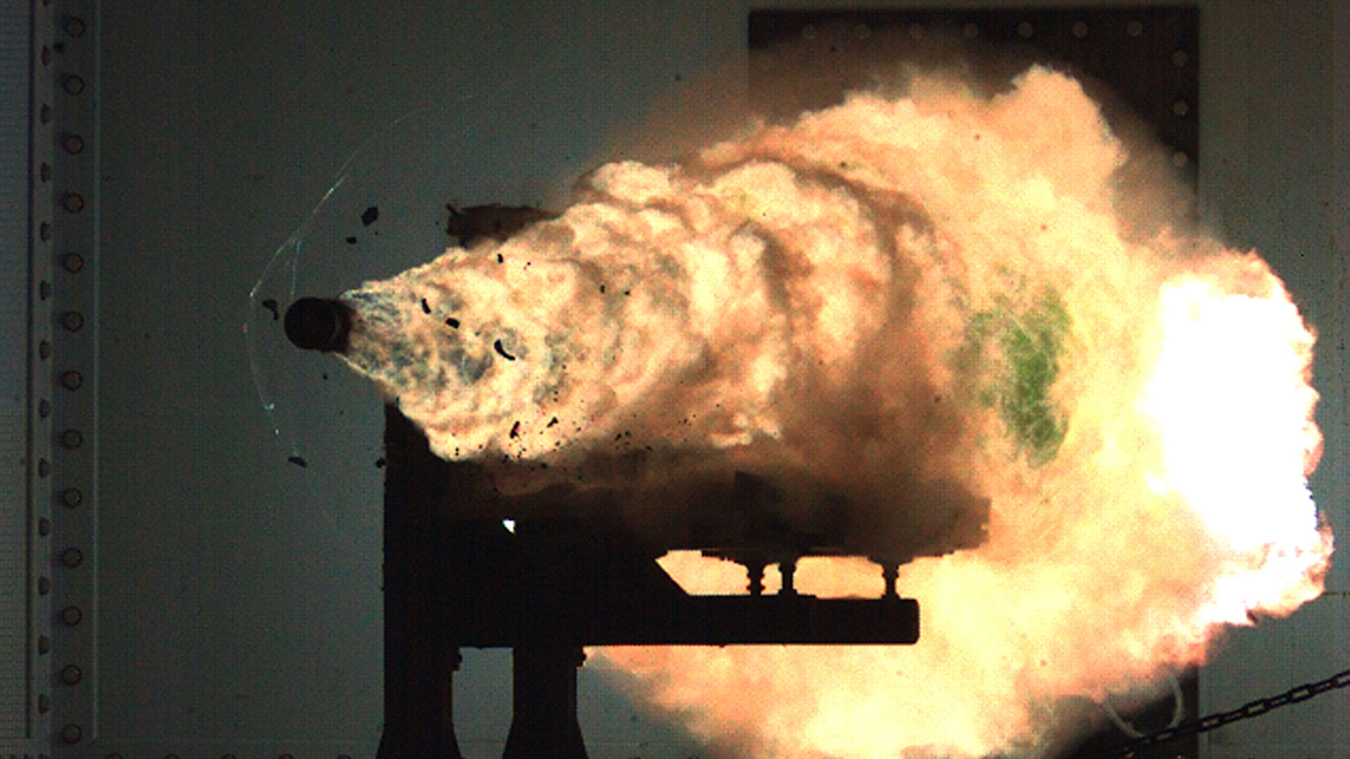 Los proyectiles del arma de rieles electromagnética alcanzan una velocidad superior a los 7.200 km/h