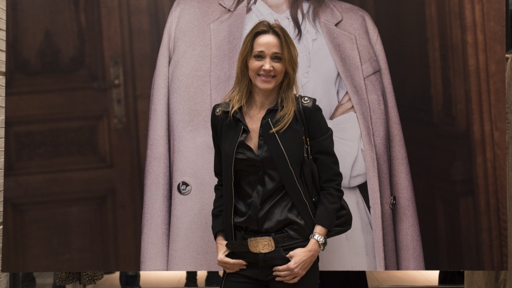 La chaqueta de cuero, un prenda que trasciende todas las estaciones. Vero Lozano la luce sexy y moderna (Adrián Escandar)