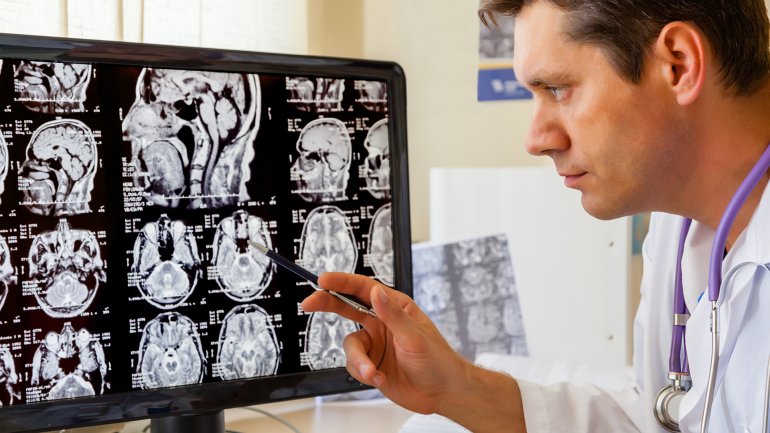 El científico Pastor cree que con la combinación correcta de células madre, medicamentos, corrientes eléctricas y otros estímulos, la mente puede despertar (Shutterstock)