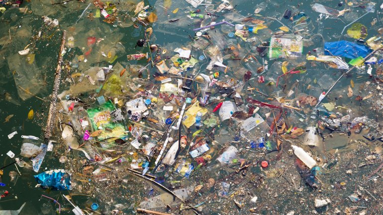 Botellas, bolsas, envoltorios, todo tipo de basura conforma esta isla tóxica (Shutterstock)