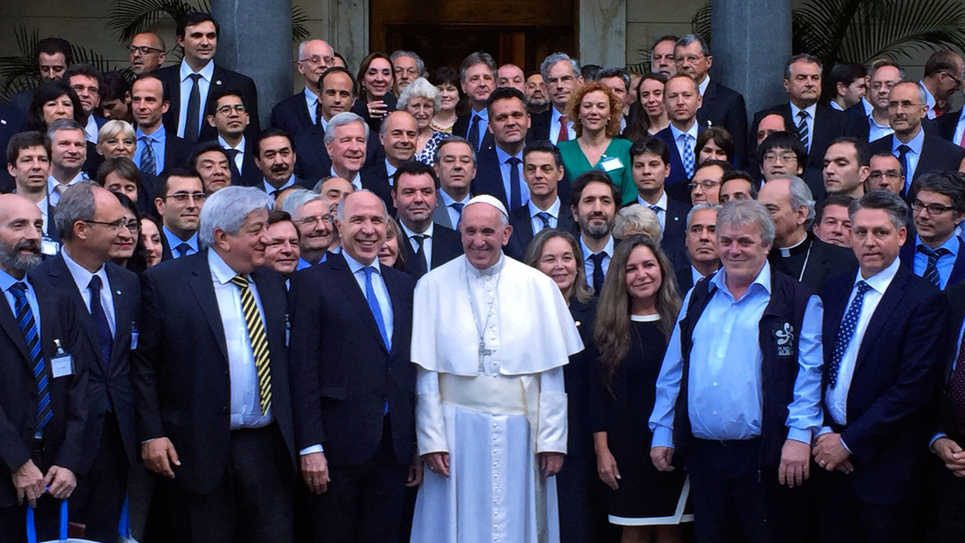3 de junio de 2016. El Papa Francisco con el titular de la Corte, Ricardo Lorenzetti, y una delegación de jueces argentinos