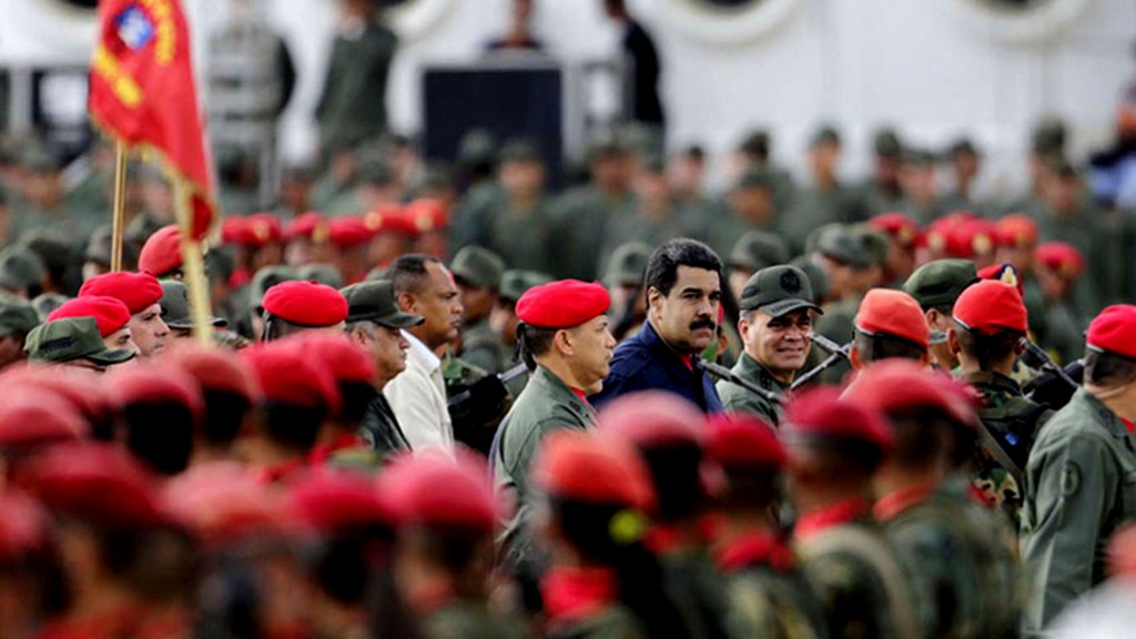 Maduro rodeado de militares