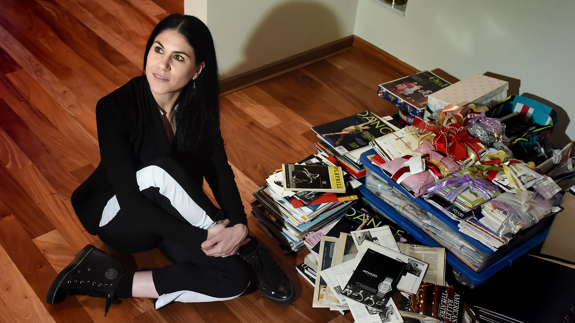 La ex bailarina, junto a todos los recortes de revistas, diarios y las cajas de cartas de sus segudiores (Nicolás Stulberg)