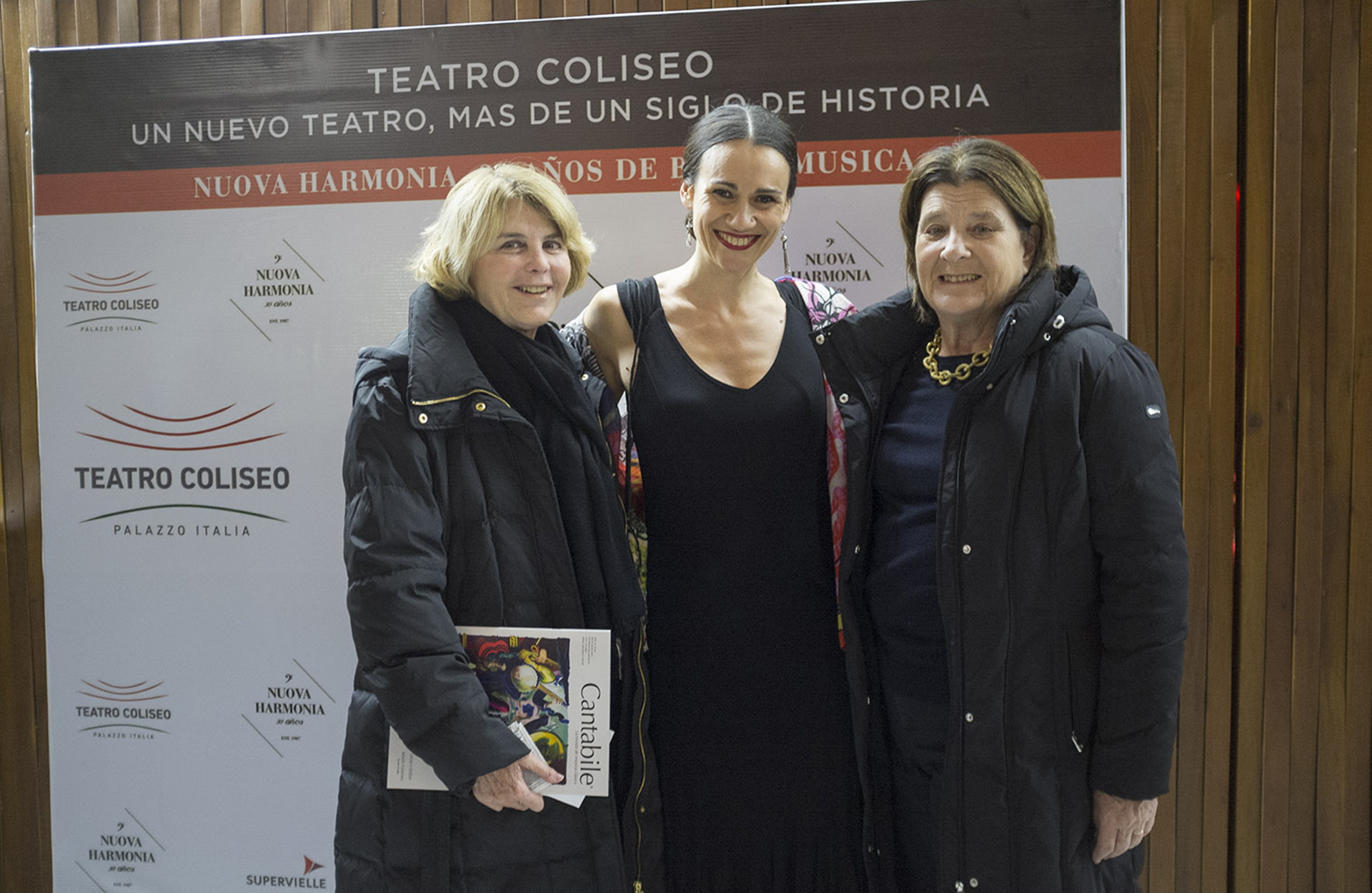 Magdalena Cordero junto a Elisabetta Riva, directora del Teatro Coliseo y del ciclo Nuova Harmonia, y María Teresa Cordero