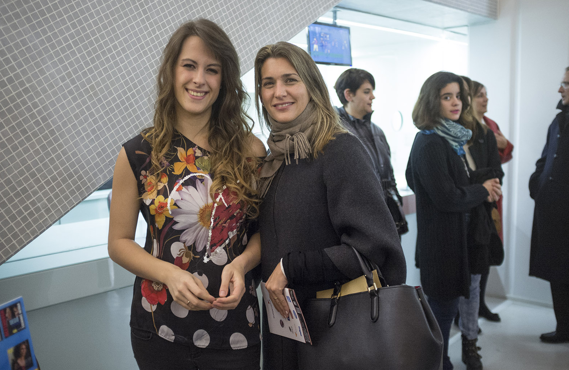 La violinista Francesca Dego junto a Paula Cafferata, asesora de prensa del Teatro Coliseo