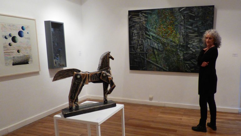 Aberastury, junto a una de sus pinturas y el “Nochero”, de Mariano Cornejo.