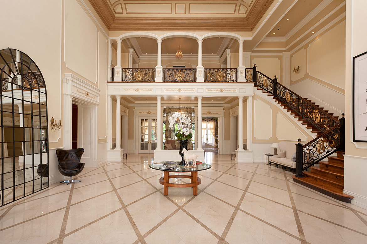 La casona sorprende por su decoración inspirada en el Palacio de Versalles