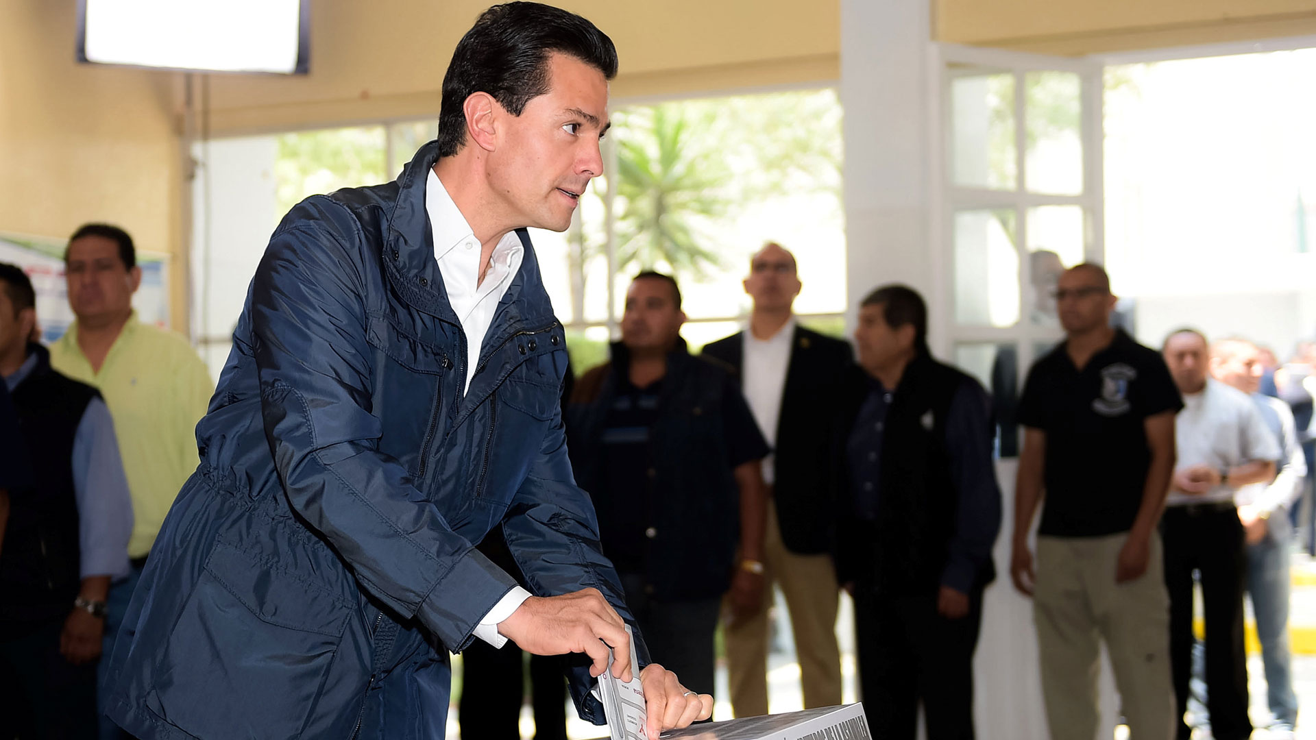 El presidente Peña Nieto votando en las elecciones intermedias de 2016 (Reuters)