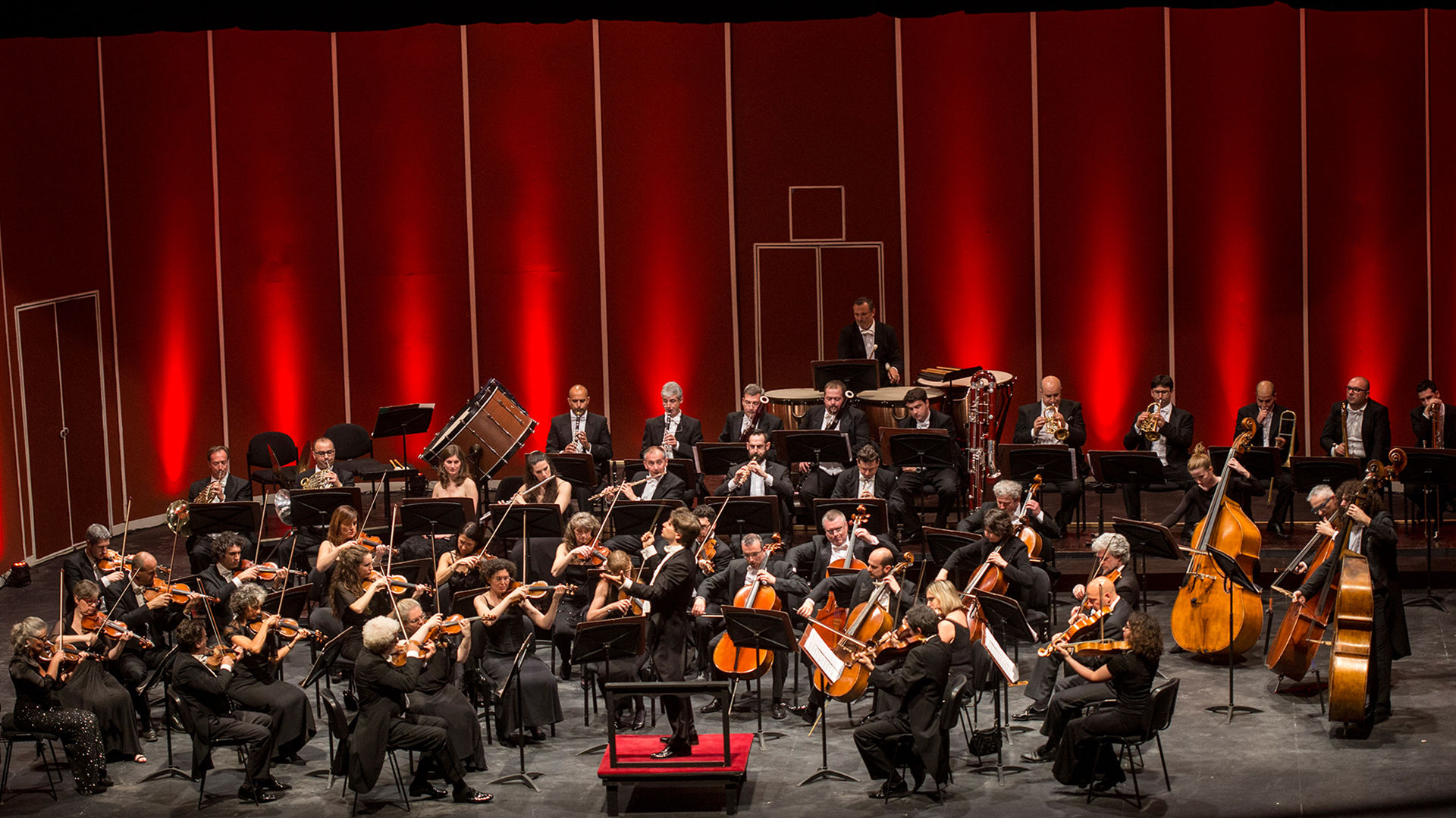 La Orchestra della Toscana se formó en Florencia, en 1980. Su repertorio abarca desde el barroco hasta los compositores contemporáneos, dedicando amplio espacio a Mozart, Haydn y todo el Beethoven sinfónico