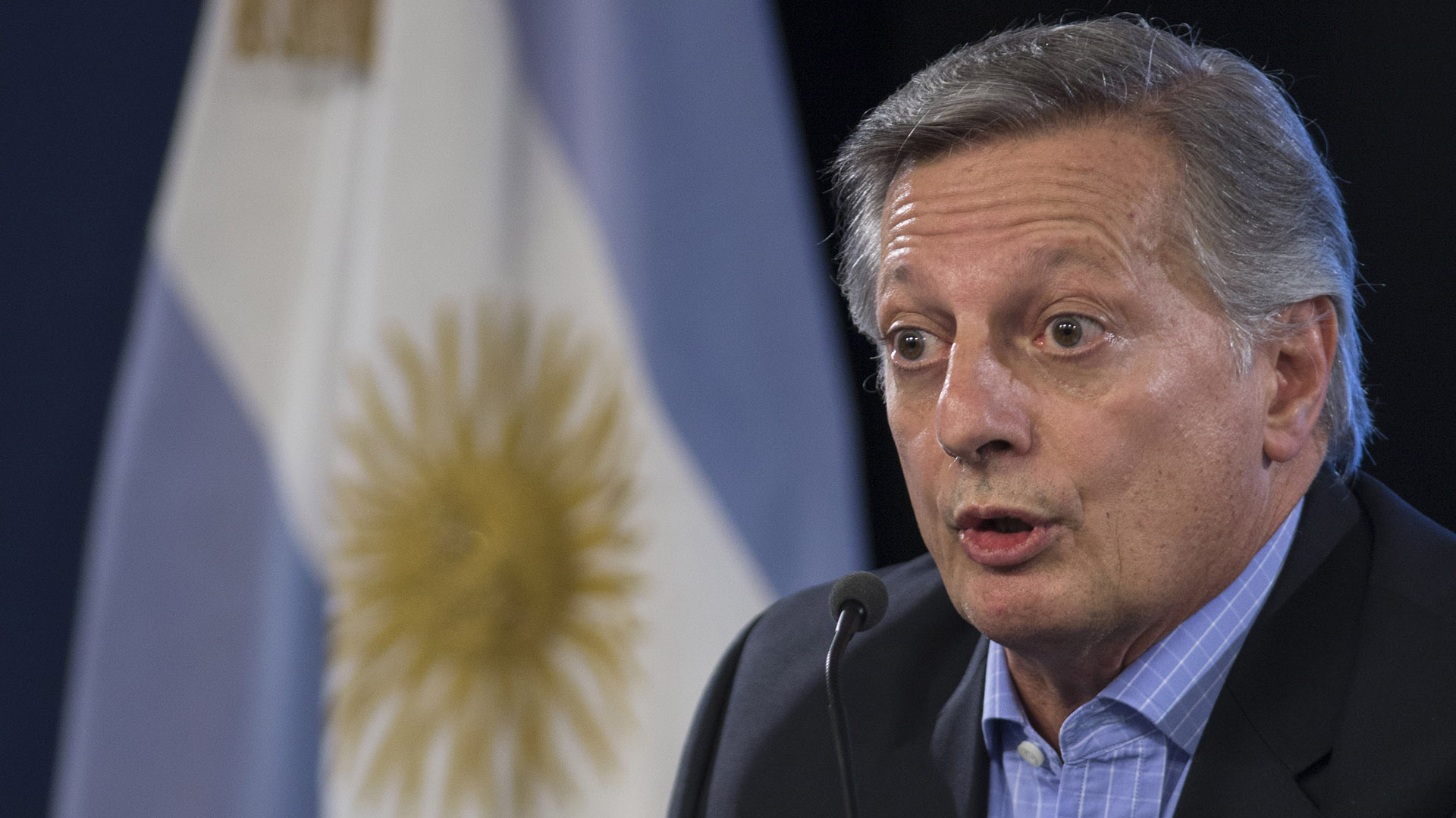 Juan José Aranguren, ministro de Energía, es cuestionado por su paso anterior como jefe y al mismo tiempo accionista de Shell. (NA)