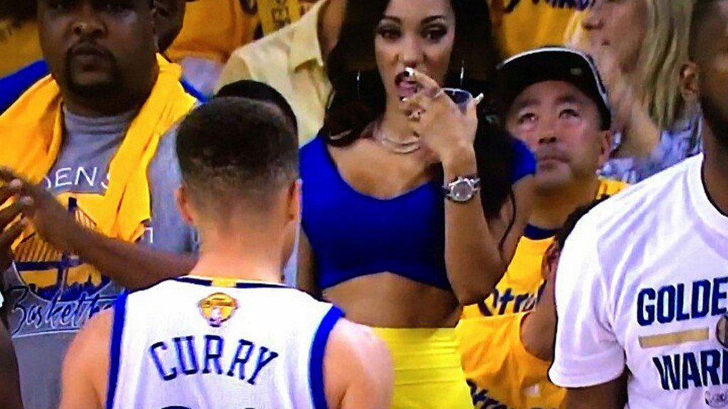 Roni Rose mira con sensualidad a Stephen Curry desde la grada