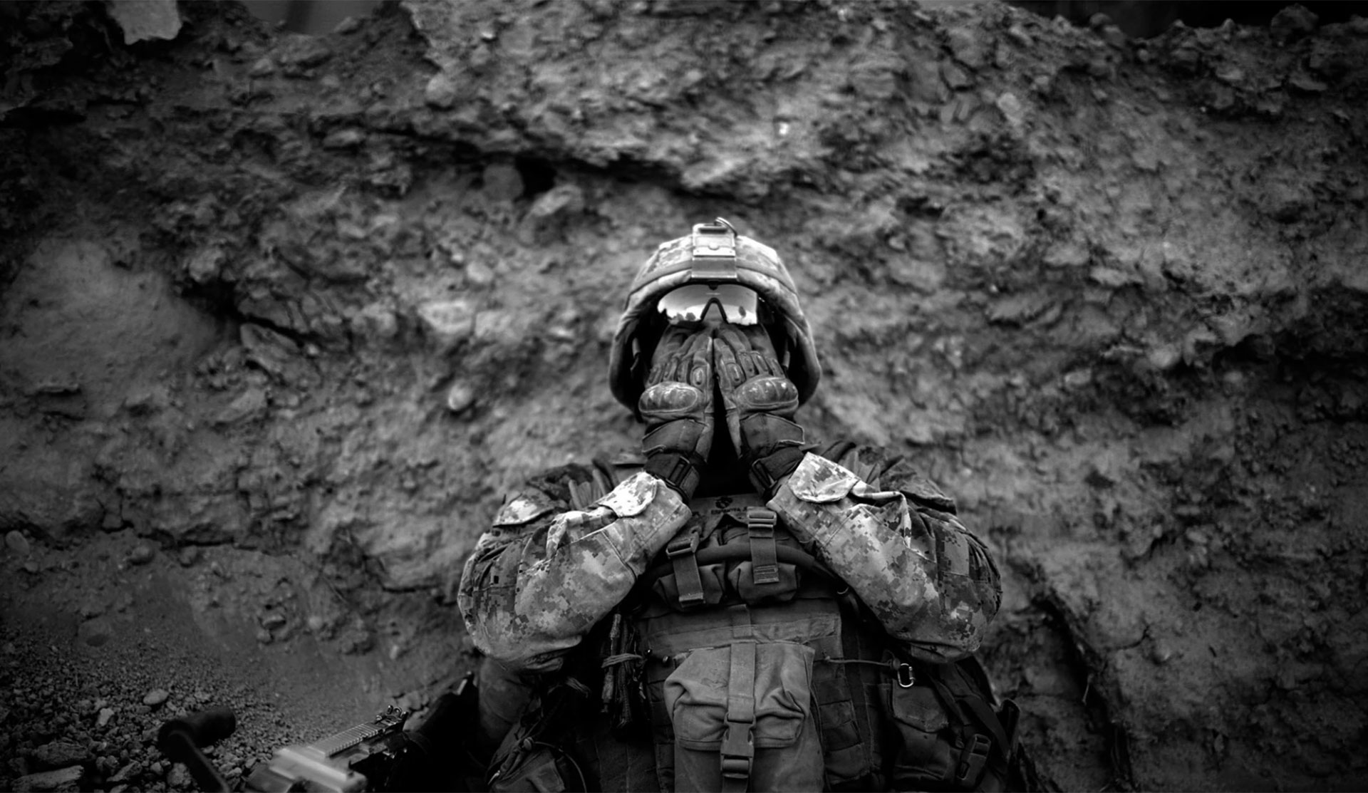 El marine Anthony Espinoza se limpia la sal y el sudor de sus ojos, en el distrito Sangin, en el sur de Afganistán. Las altas temperaturas y la humedad fueron otro de los enemigos de los estadounidenses en tierra talibana (2011)