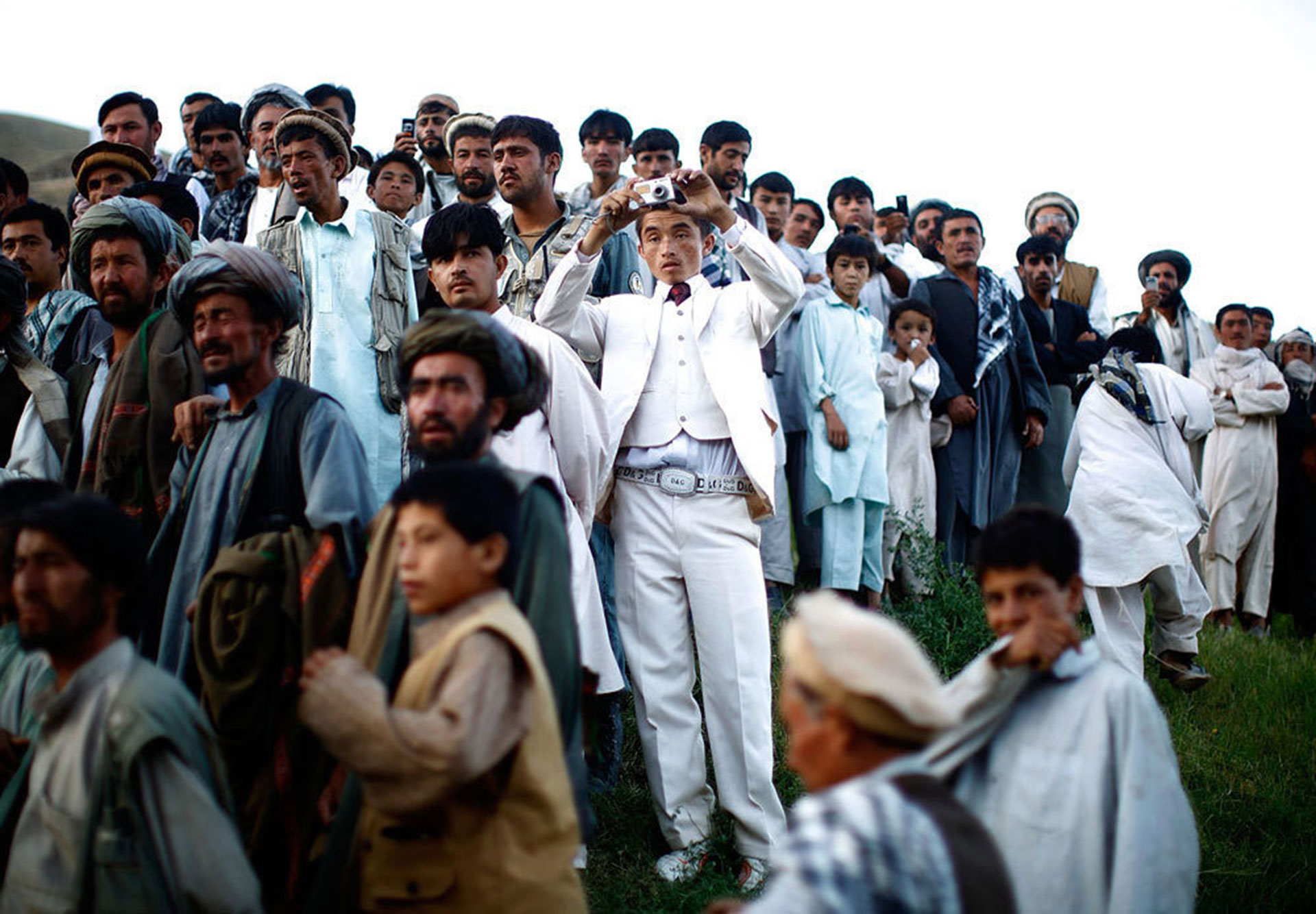 Campaña electoral en Afganistán. Cientos de personas se reúnen para escuchar un acto político del presidente Hamid Karzai (2009)