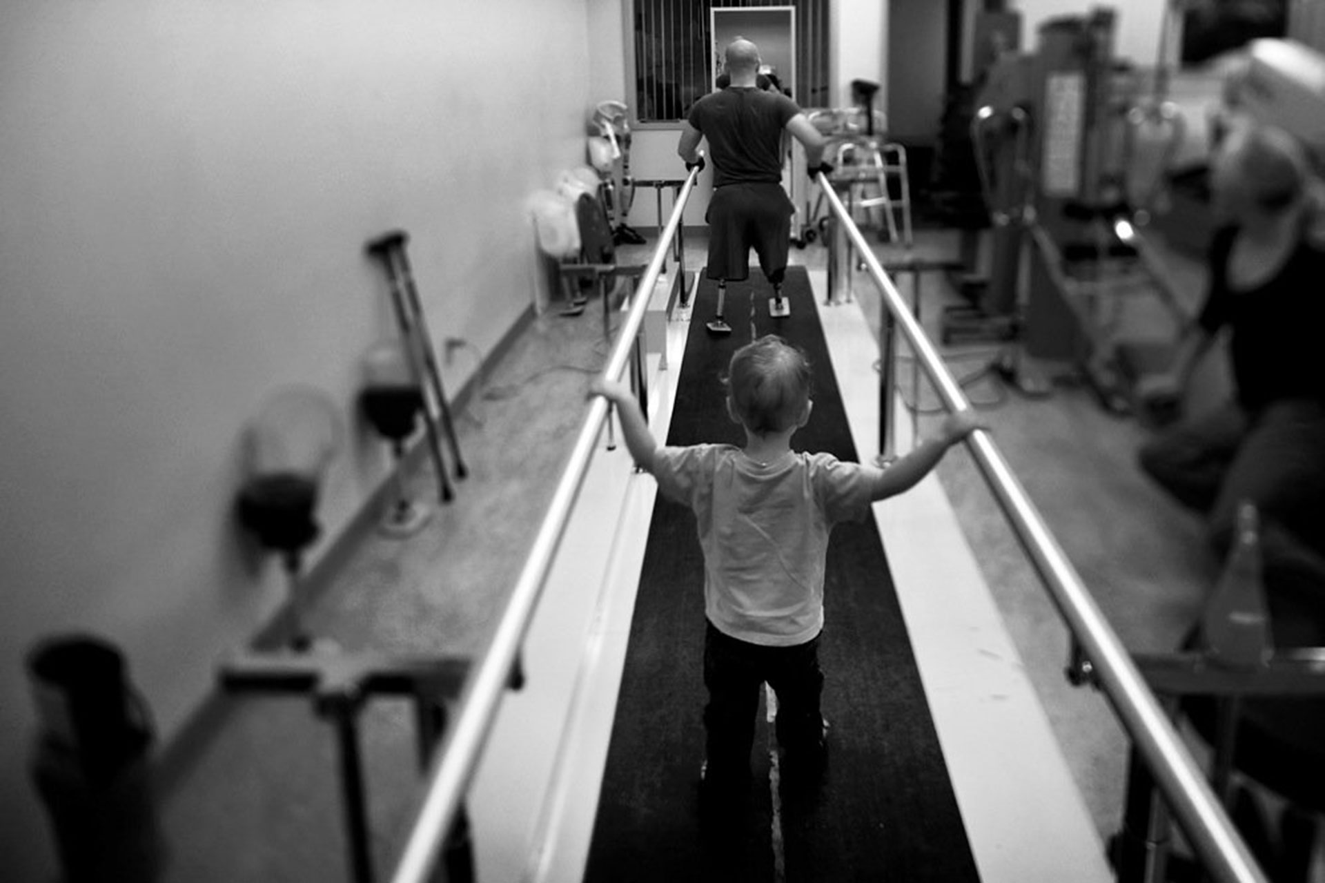 En el Centro Naval Médico de San Diego, el marine Jake Romo hace rehabilitación física luego de perder ambas extremidades en Afganistán en 2011. Su pequeño hijo lo acompaña en la recuperación