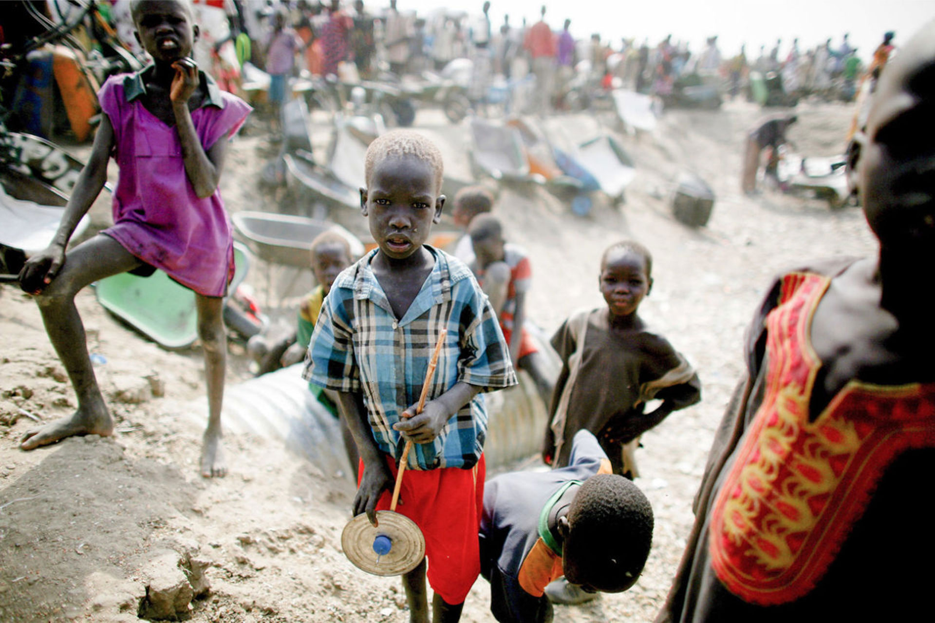 Año 2016, Sudán del Sur, en una base de las Naciones Unidas cerca de Bentiu. Decenas de miles de personas forman una fila para conseguir algo de comida