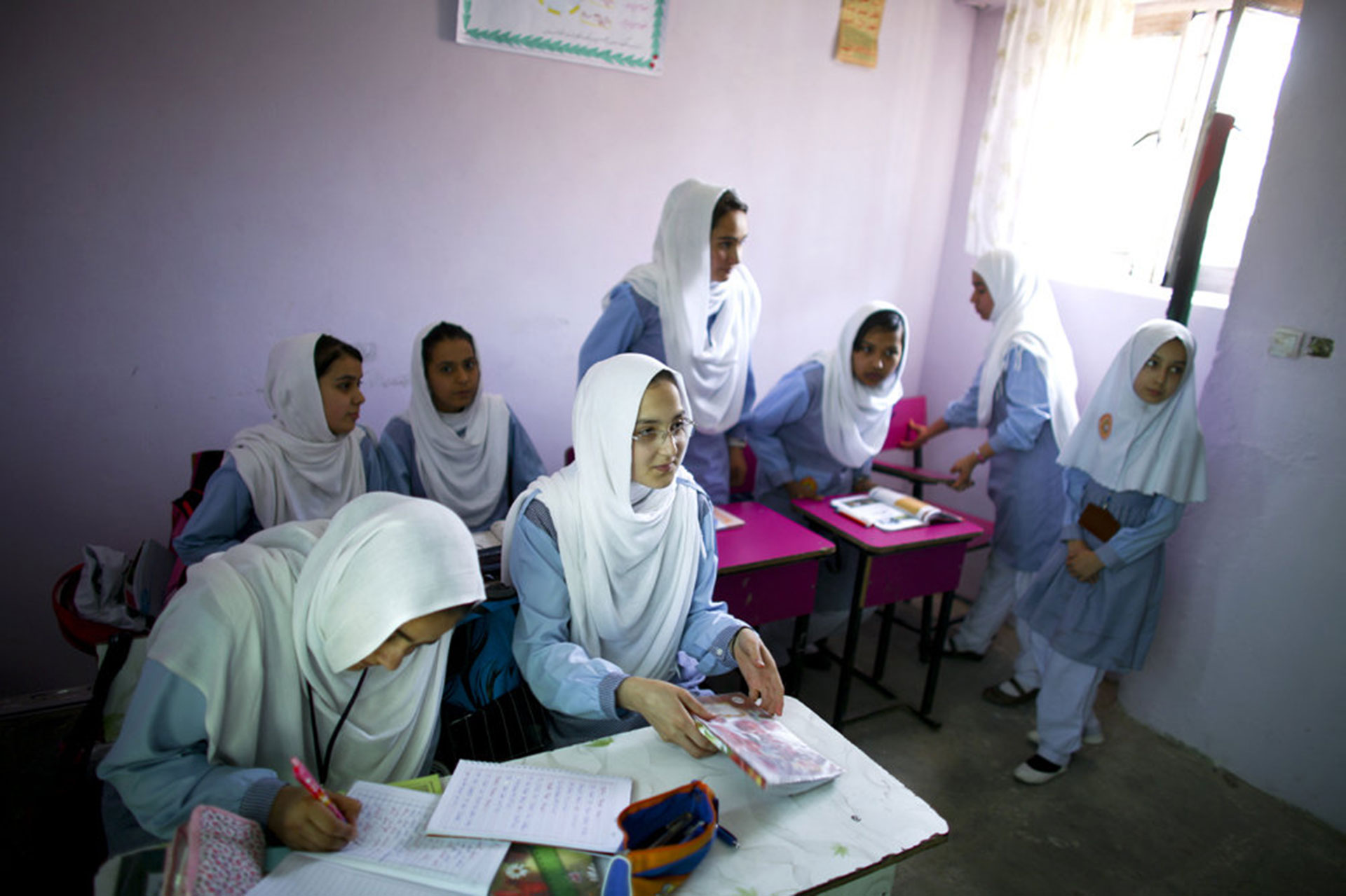 Kabul, 2015. Estas niñas tuvieron el privilegio de asistir a una escuela, a diferencia de millones de afganas que no reciben educación por ser mujeres en tierra talibana
