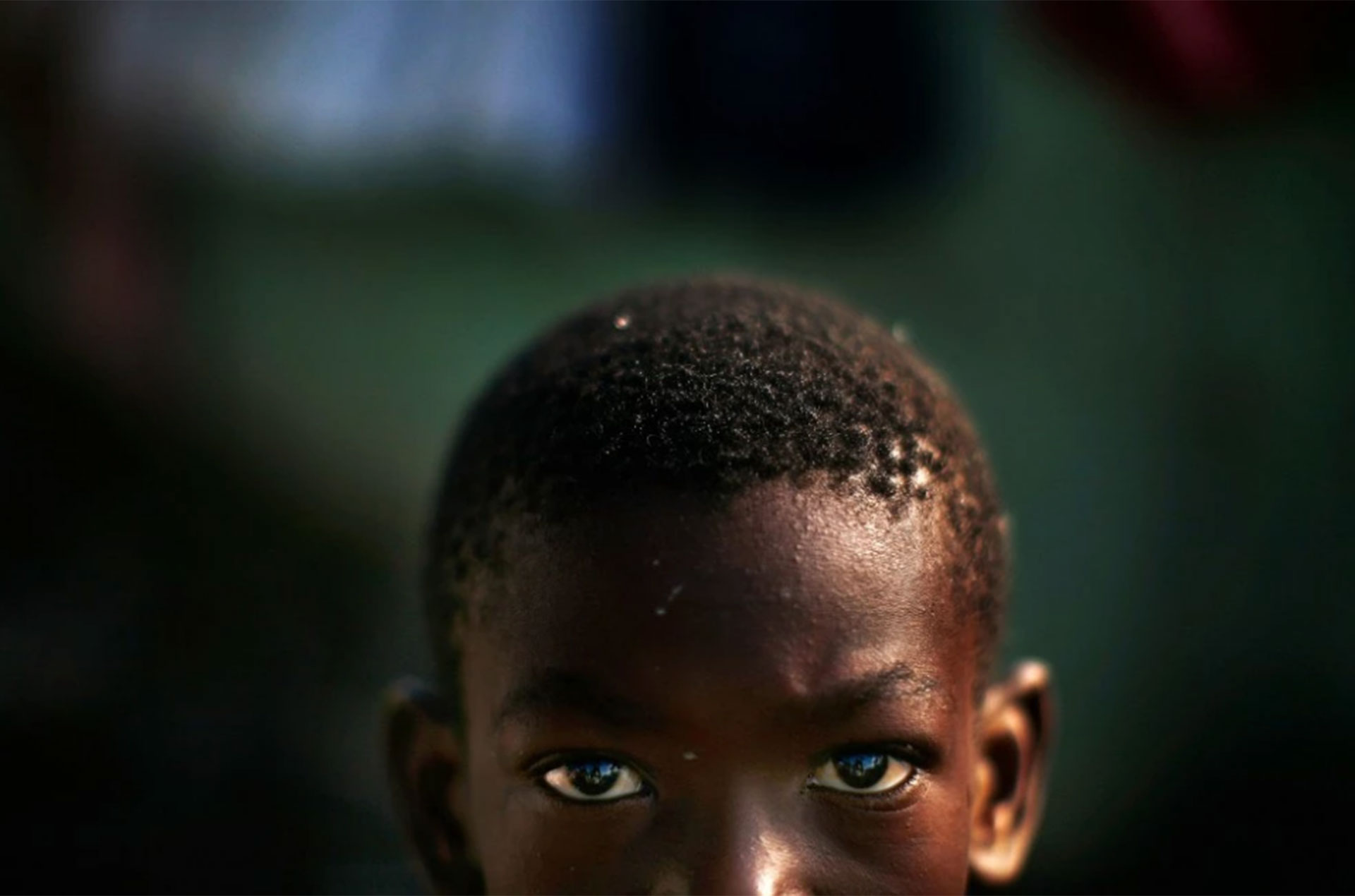 Alexis Mertulus, de 10 años en 2010, está de pie en el Campo Mais en Puerto Príncipe. Es uno de los tantos que sufrieron las consecuencias del devastador terremoto