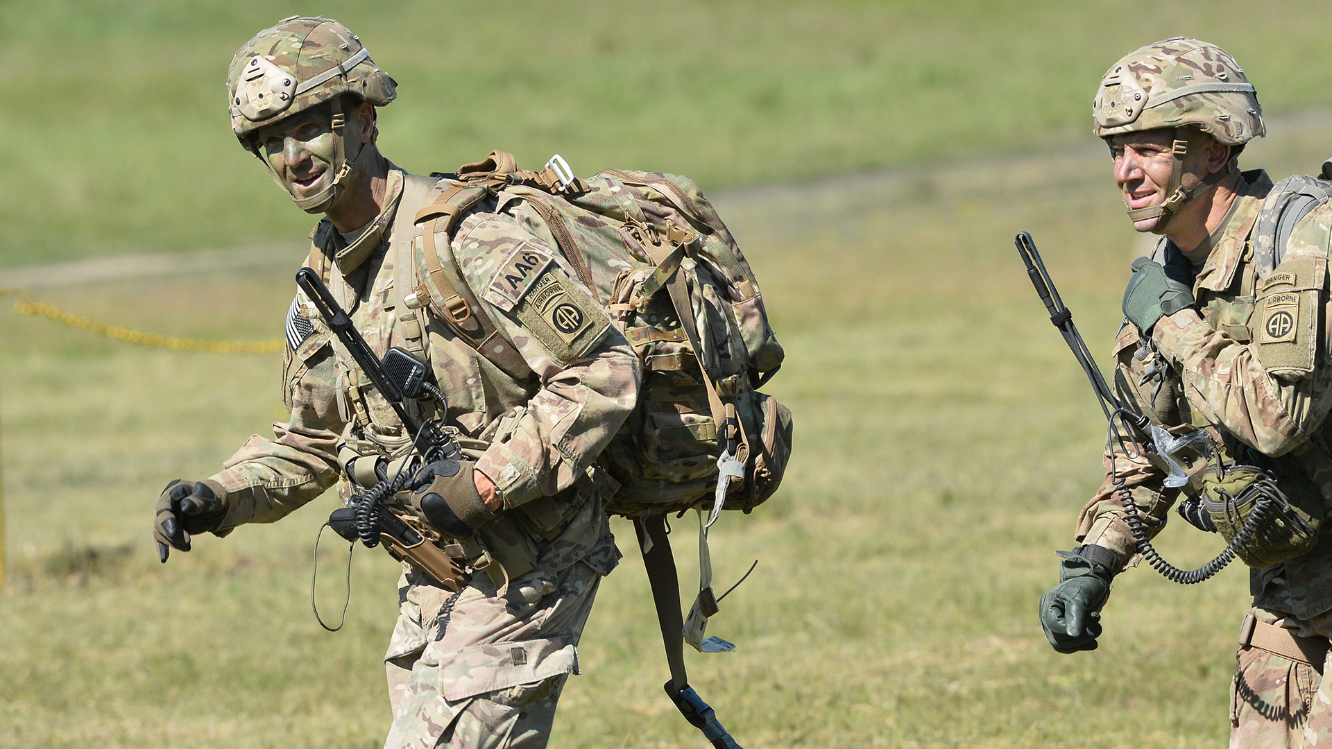 El comandante de la 82.ª División Aérea de los Estados Unidos, General Richard D. Clarke, completamente camuflado (AP)