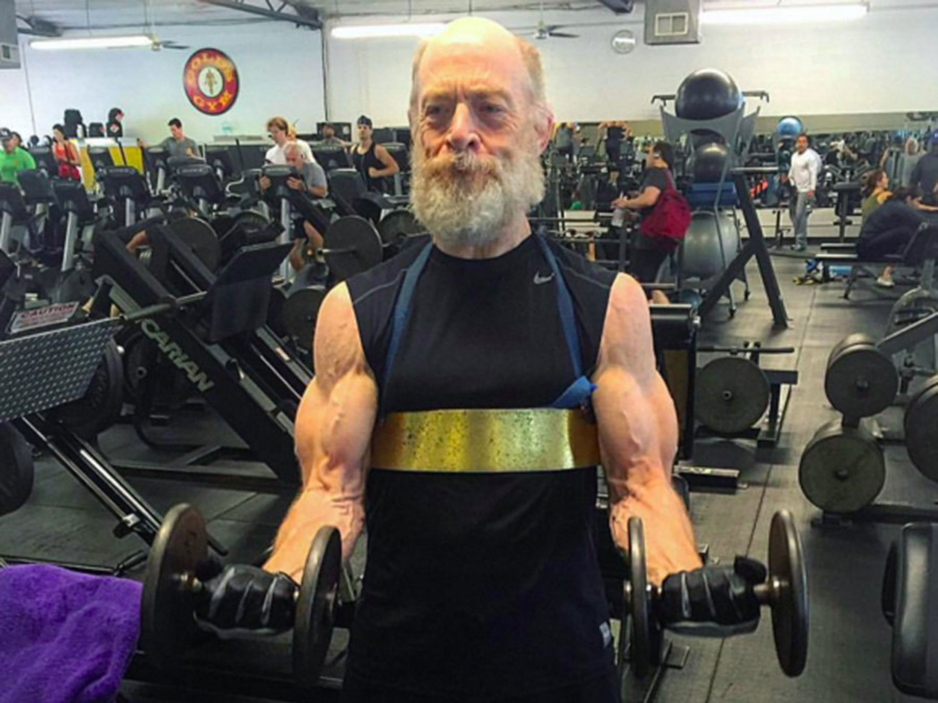 J.K Simmons sorprende a todas las generaciones en el gimnasio. La imagen también recorrió las redes sociales. El actor de 61 años luce irreconocible