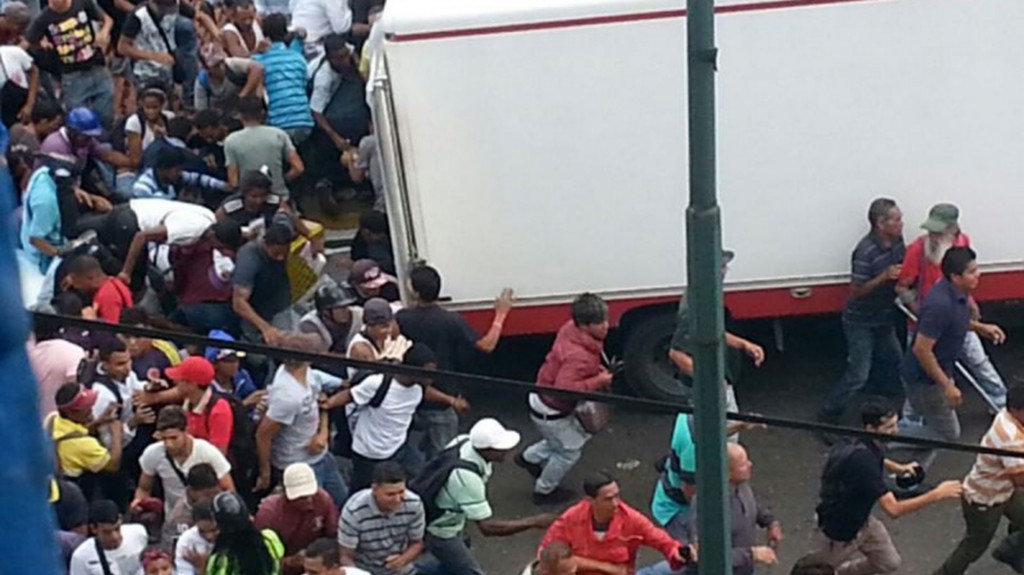 Un camión fue saqueado por decenas de personas (Twitter)