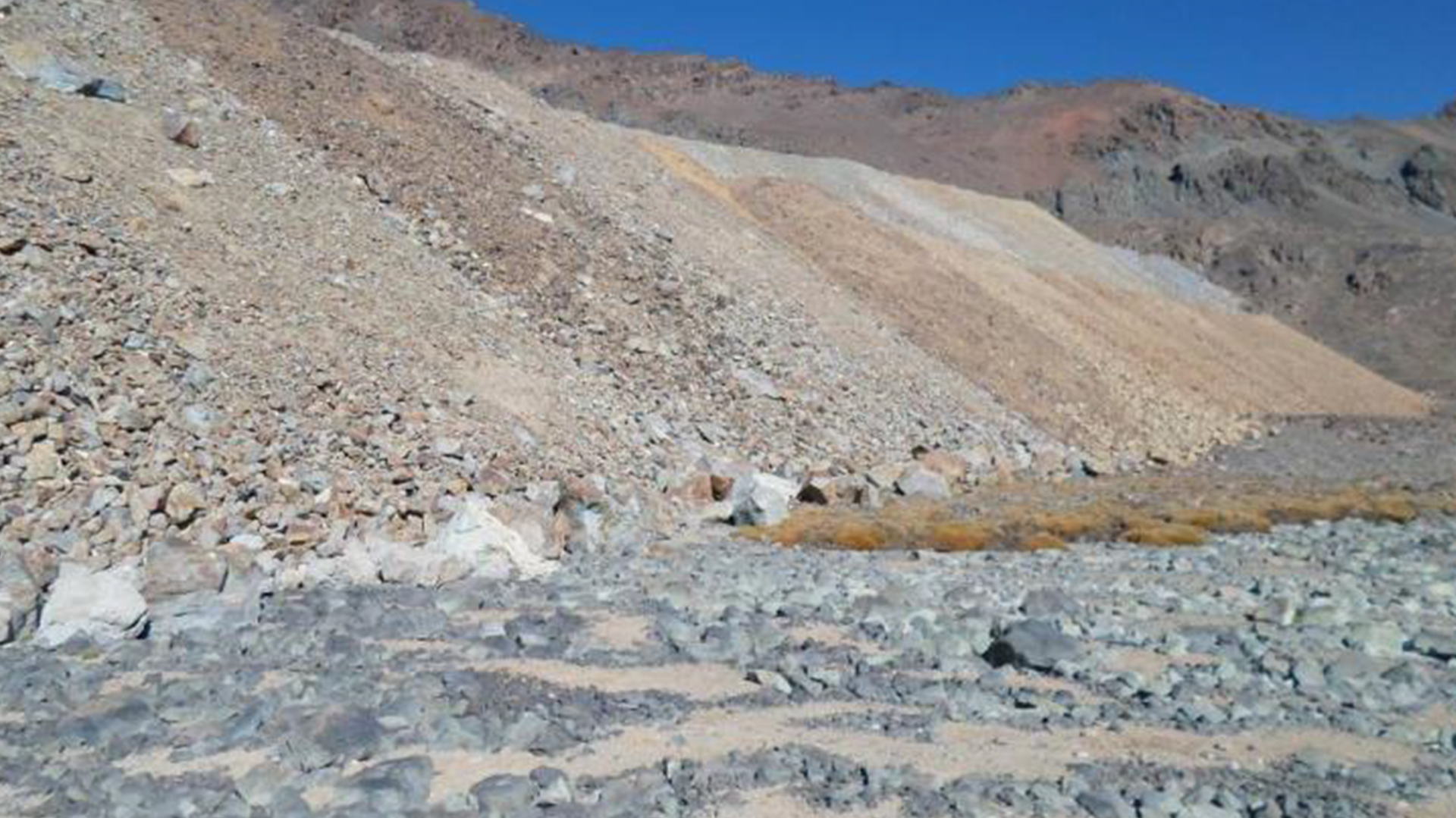 Vista de la escombrera hacia el noroeste, del lado argentino.