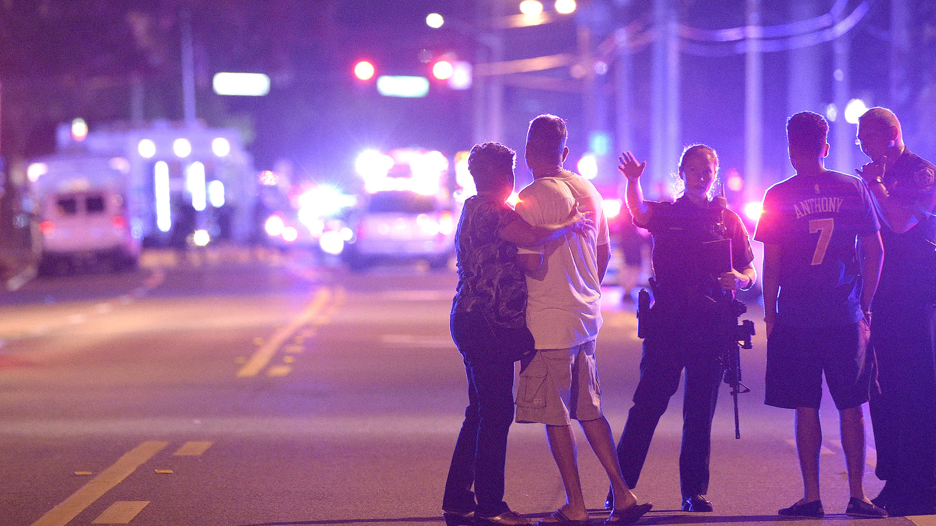 Agentes de policía informan y mantienen alejados a familiares de personas que anoche estaban en el club Pulse. (AP Photo/Phelan M. Ebenhack)