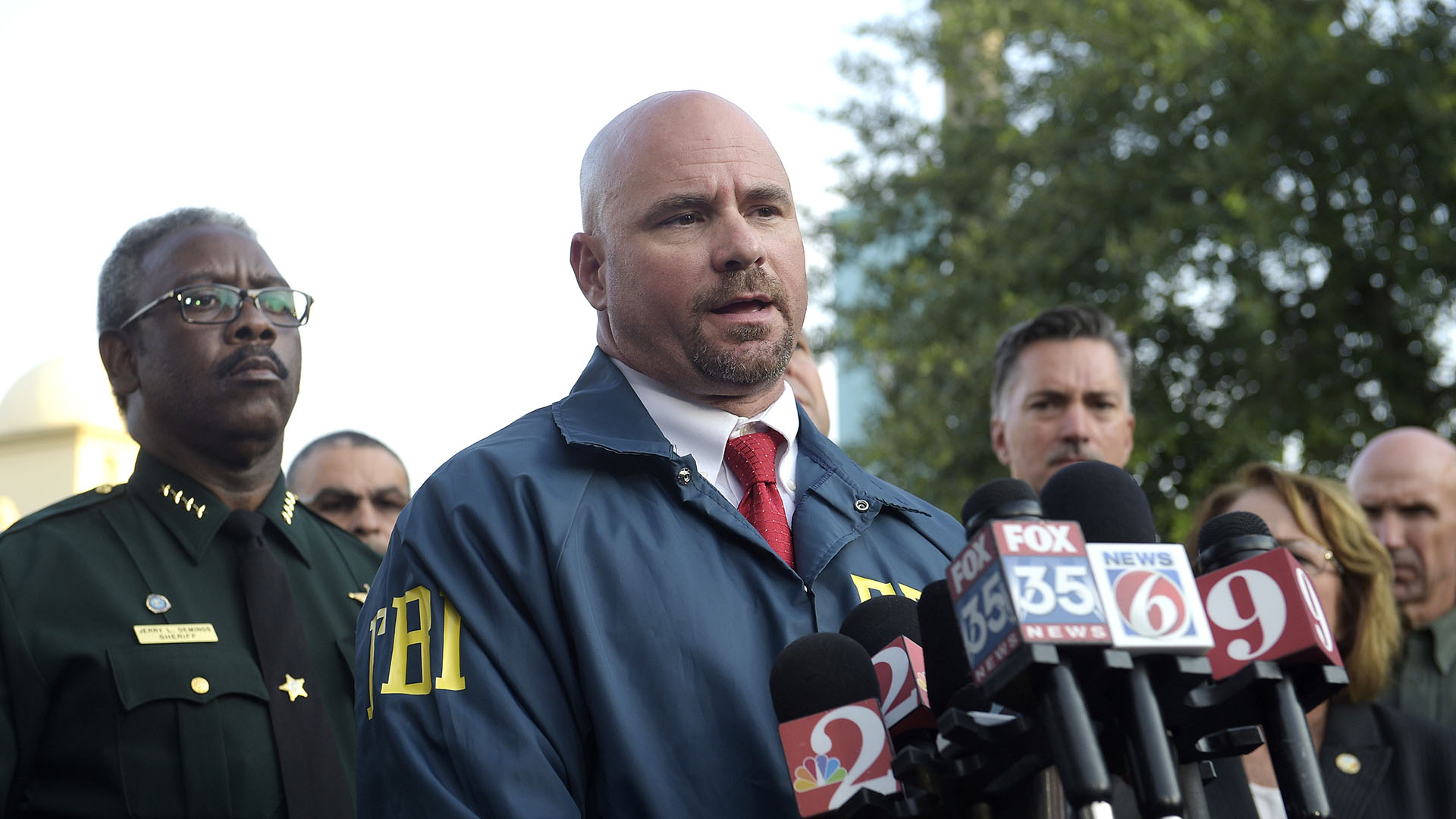 El agente especial a cargo del FBI, Ron Hopper, responde a preguntas de los miembros de los medios de comunicación después de un tiroteo fatal (AP)