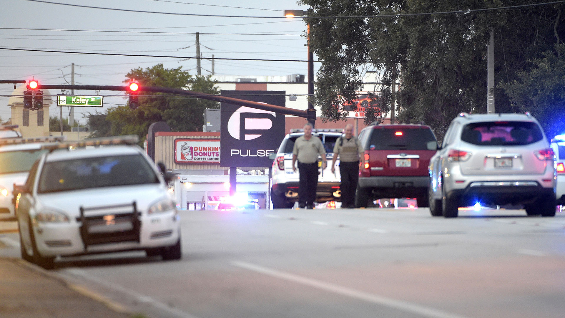 Los coches de policía rodean el pulso Orlando club nocturno , el escenario de un tiroteo fatal (AP)