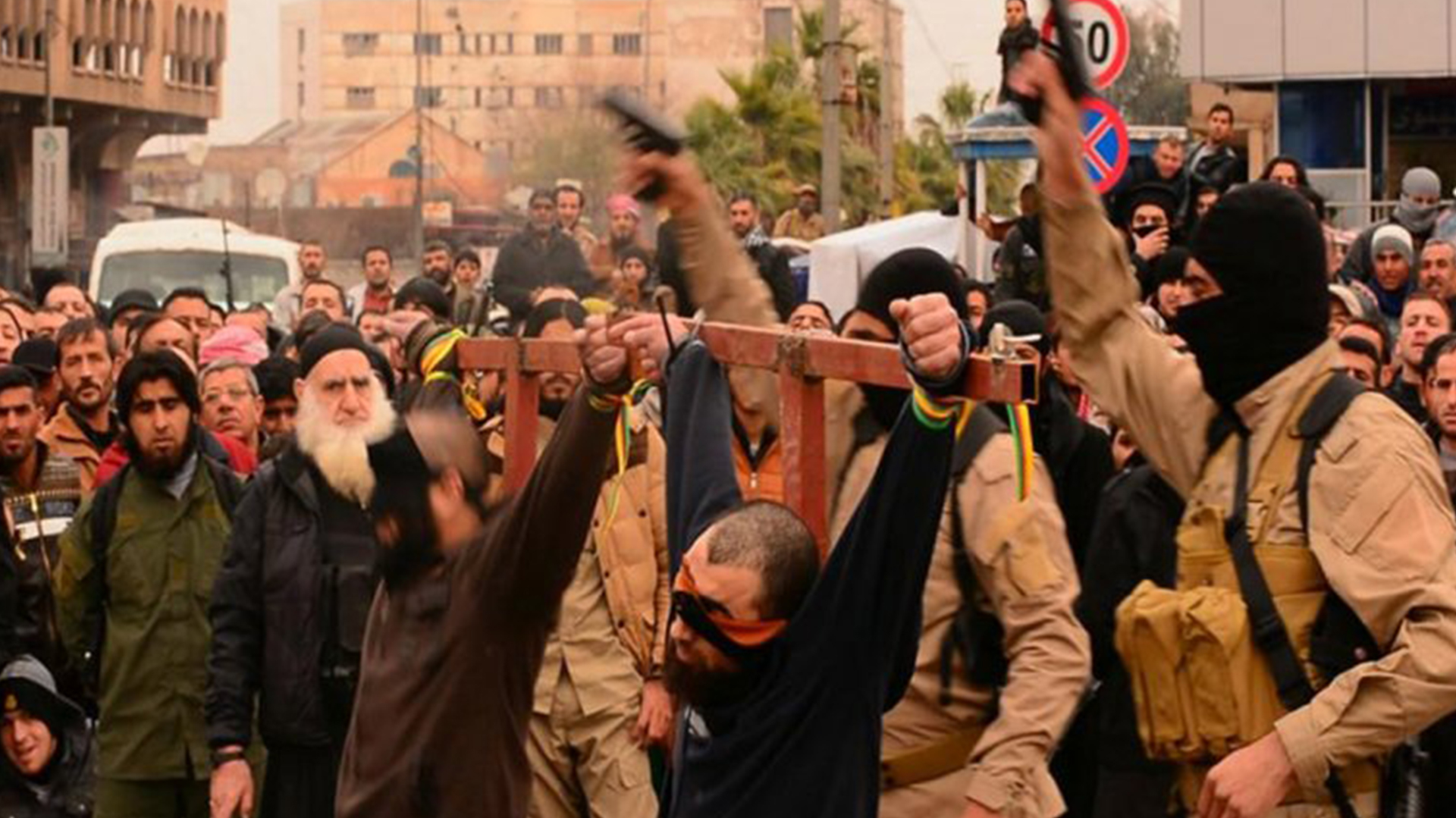 Milicianos del ISIS durante la ejecución de homosexuales en una de las ciudades que llegaron a controlar. Afortunadamente una imagen del pasado, aunque el grupo sigue activo
