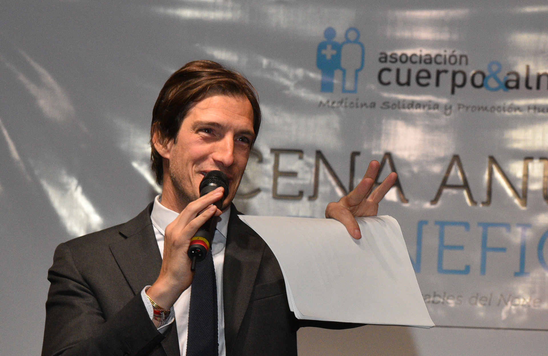 Iván de Pineda estuvo a cargo de la subasta solidaria, en la que se remataron distintos lotes a total beneficio de “Cuerpo & Alma”