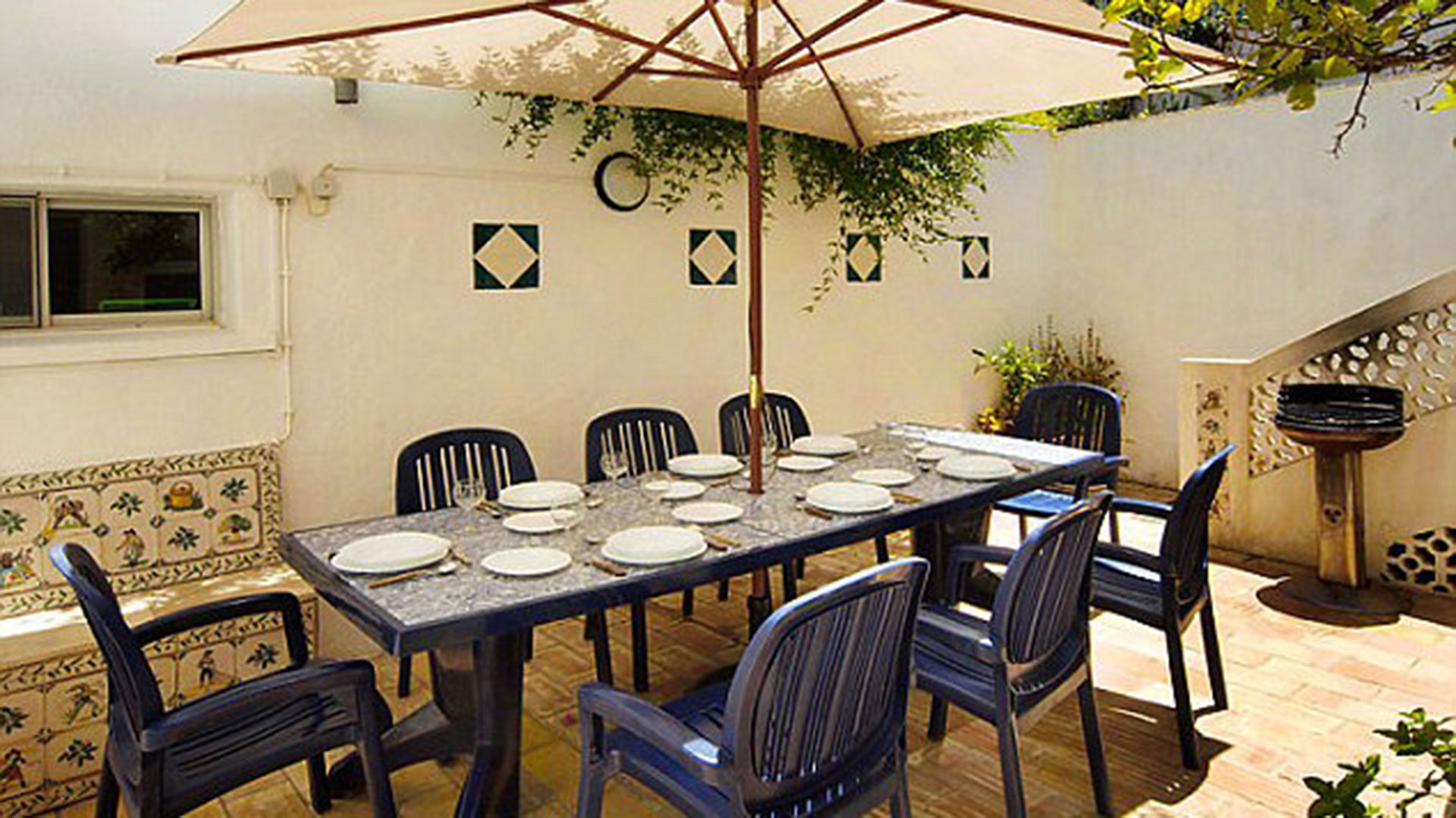 La casa de verano de Freud tiene varios lugares íntimos para relajarse y disfrutar de la comida. El presentador televisivo y radial era considerado un gran chef