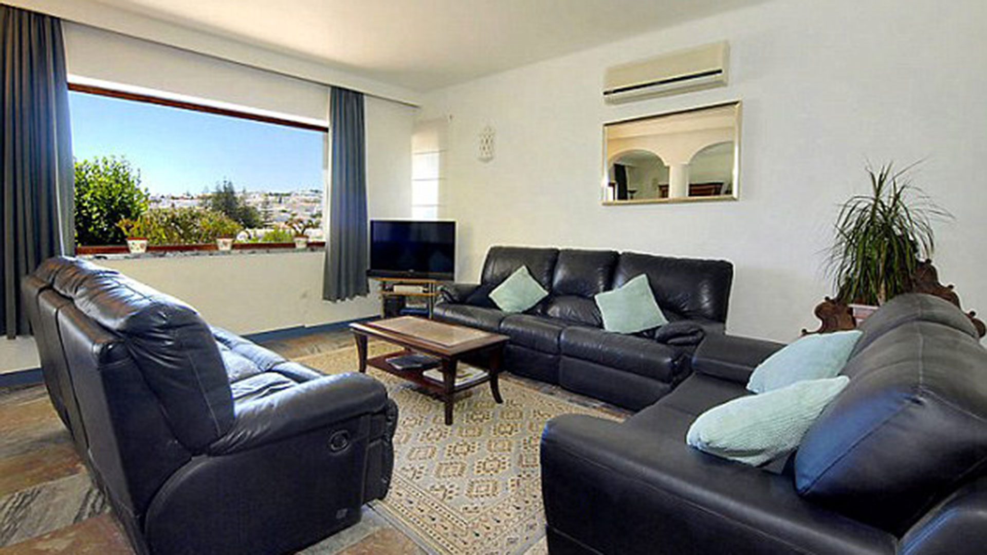 El living de la señorial vivienda portuguesa. Cuando llegaron los McCann invitados le preguntó a la mujer: “¿Puedo tentarte con un vodka de frambuesa?”.